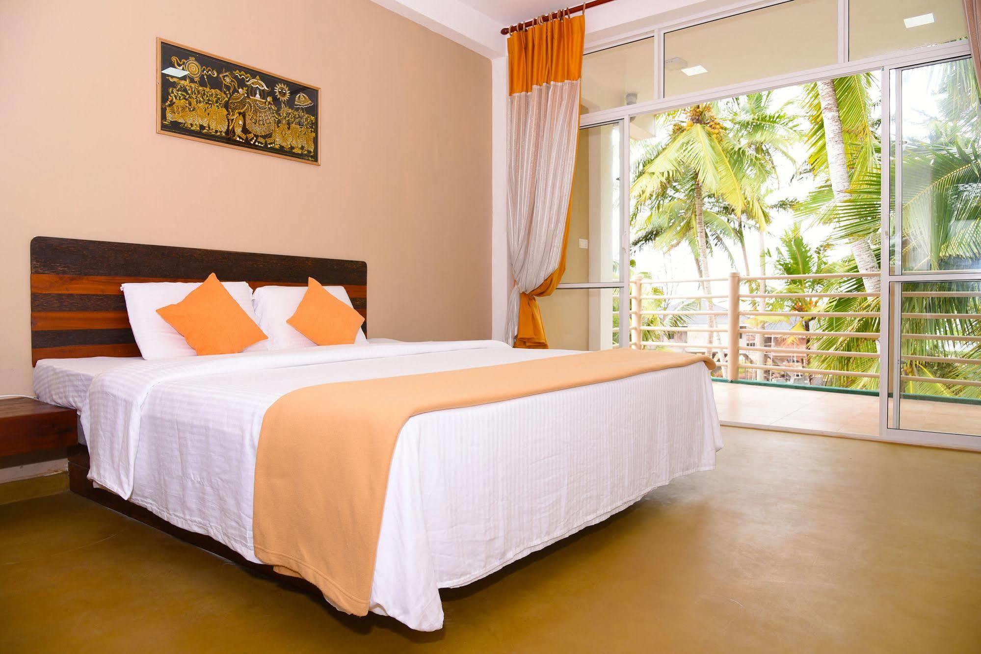 New Shangrela Beach Resort Амбаланґода Екстер'єр фото